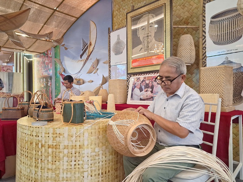 Nghệ nhân nhân dân Nguyễn Văn Tĩnh nâng tầm mây tre Việt